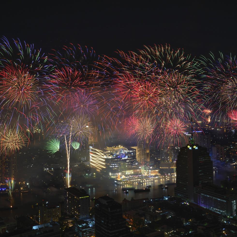 Los fuegos artificiales crearon un espectáculo efervescente en el río Chao Phraya durante las celebraciones de Año Nuevo en Bangkok, Tailandia. 