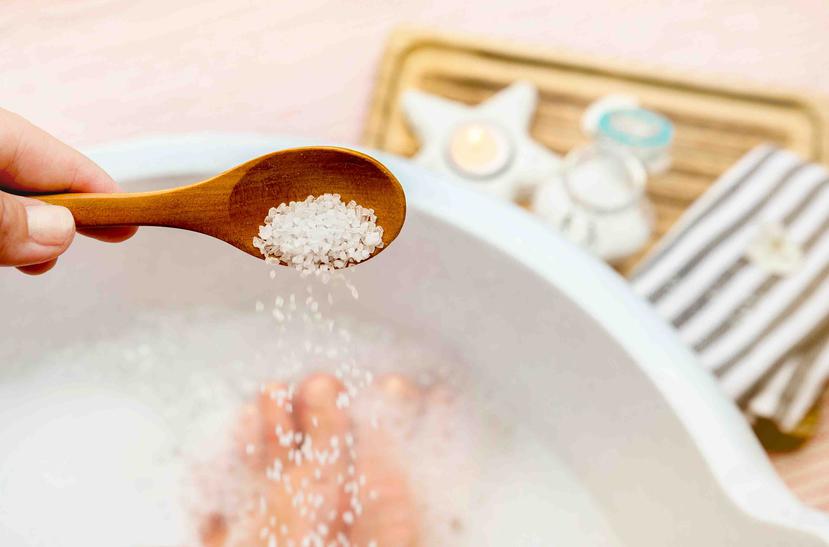 Si no tienes bañera, una opción para relajarte es remojar los pies con media taza de sal de Epsom en agua caliente por 20 minutos. (Shutterstock)