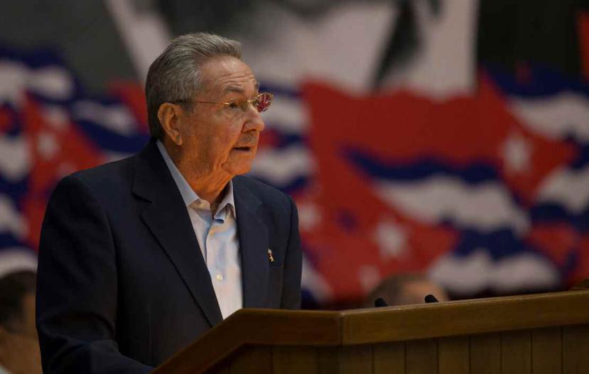 Un hombre camina junto a un mural con las imágenes del líder de la revolución Fidel Castro, su hermano Raúl y otros dirigentes durante la inauguración del VII Congreso del Partido Comunista de Cuba. (Cubadebate)