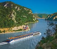Barco de la compañía AmaWaterways navegando por el río Danubio cerca de las fronteras entre Serbia y Rumanía.