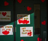 Foto de archivo de mensajes de apoyo a la profesora Abby Zwerner, quien fue baleada por un estudiante de 6 años, en la puerta principal de la escuela primaria Richneck, en Newport News, Virginia, el 9 de enero de 2023. (AP Foto/John C. Clark, Archivo)