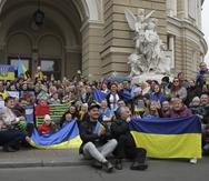 Ciudadanos de Jersón se reunieron en la plaza para celebrar la recaptura de la ciudad por las fuerzas de Ucrania.