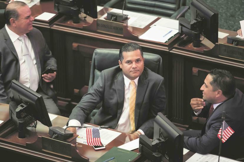 El representante Ramón Rodríguez Ruiz tiene una bandera de Estados Unidos en su banca del hemiciclo cameral. (Archivo / GFR Media)