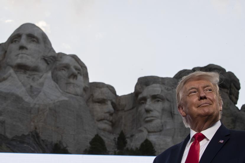 El presidente Donald Trump frente al monumento nacional Monte Rushmore en Dakota del Sur.