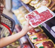 Los consumidores deben verificar antes de comprar una carne si no está expirada y si no emite algún olor extraño.