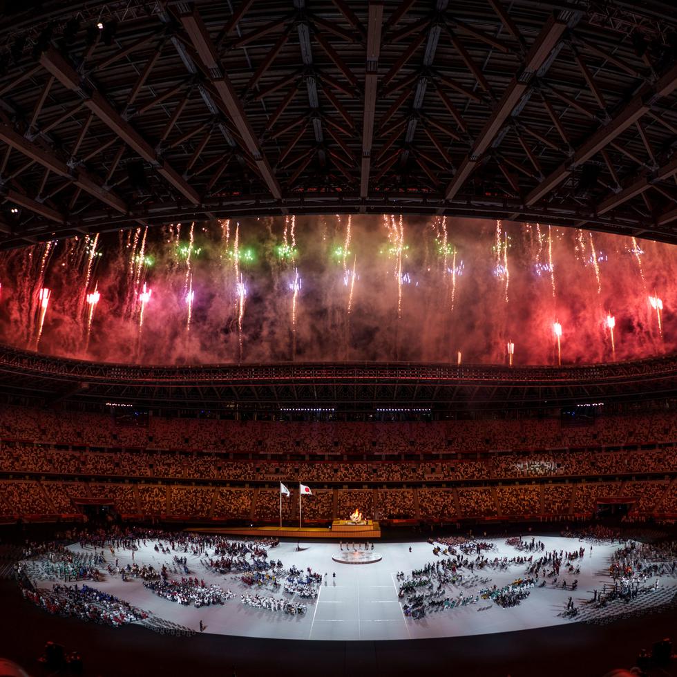 Los fuegos artificiales iluminan el Estadio Olímpico durante la ceremonia de apertura de esta mañana.