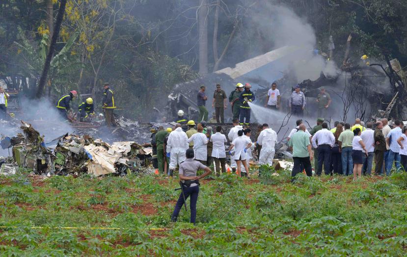 Escena del accidente atendida pos los bomberos y personal de emergencia. (AFP / Adalberto Roque)