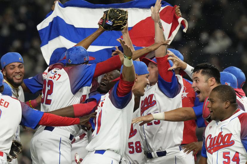 Los jugadores de Cuba celebran la clasificación a semifinales tras derrotar a Australia.