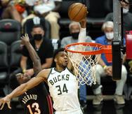 Giannis Antetokounmpo, de los Bucks, se apresta a donquear el balón contra Bam Adebayo, del Heat, en el cuarto juego de la serie de playoffs.