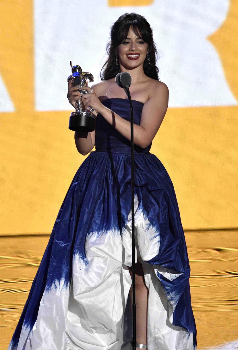 Camila Cabello acepta el premio de Artista del Año. (AP)