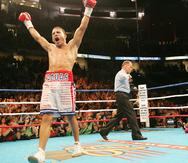 Miguel Cotto levanta los brazos tras derrumbar a Kelson Pinto en la pelea  del 11 de septiembre de 2004.
