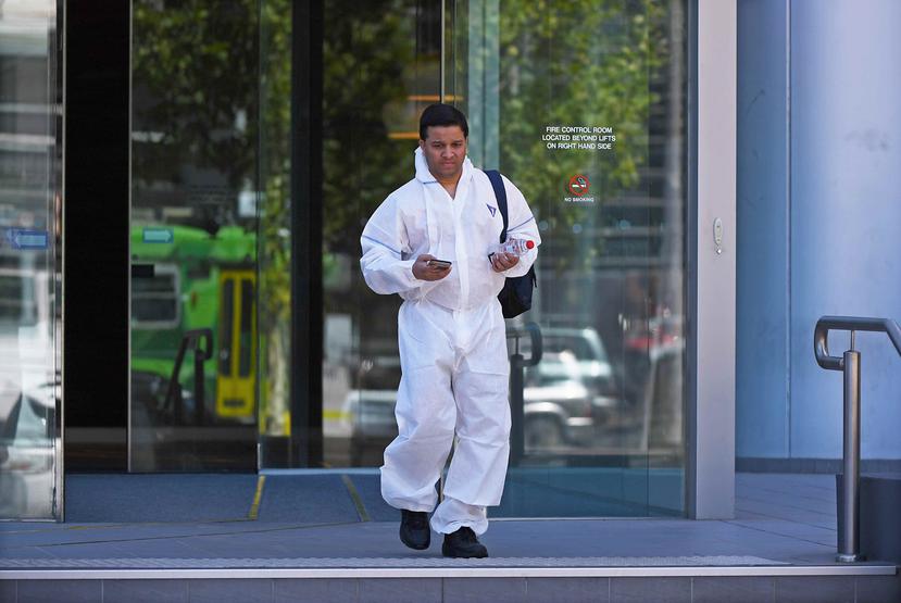 Un experto de la Policía asutraliana sale del edificio en el que se encuentra la Embajada de Corea del Sur en Melbourne, Australia. (EFE)