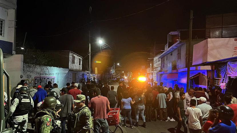 Miembros de la Guardia Nacional y del Ejército Mexicano acordonan la zona donde fueron asesinadas 11 personas en la ciudad de Irapuato, estado de Guanajuato.