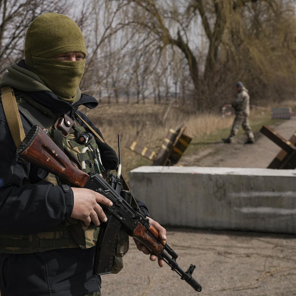 Elementos de la defensa territorial controlan un punto de revisión el jueves 31 de marzo de 2022, a las afueras de Brovary, Ucrania. (AP Foto/Vadim Ghirda)