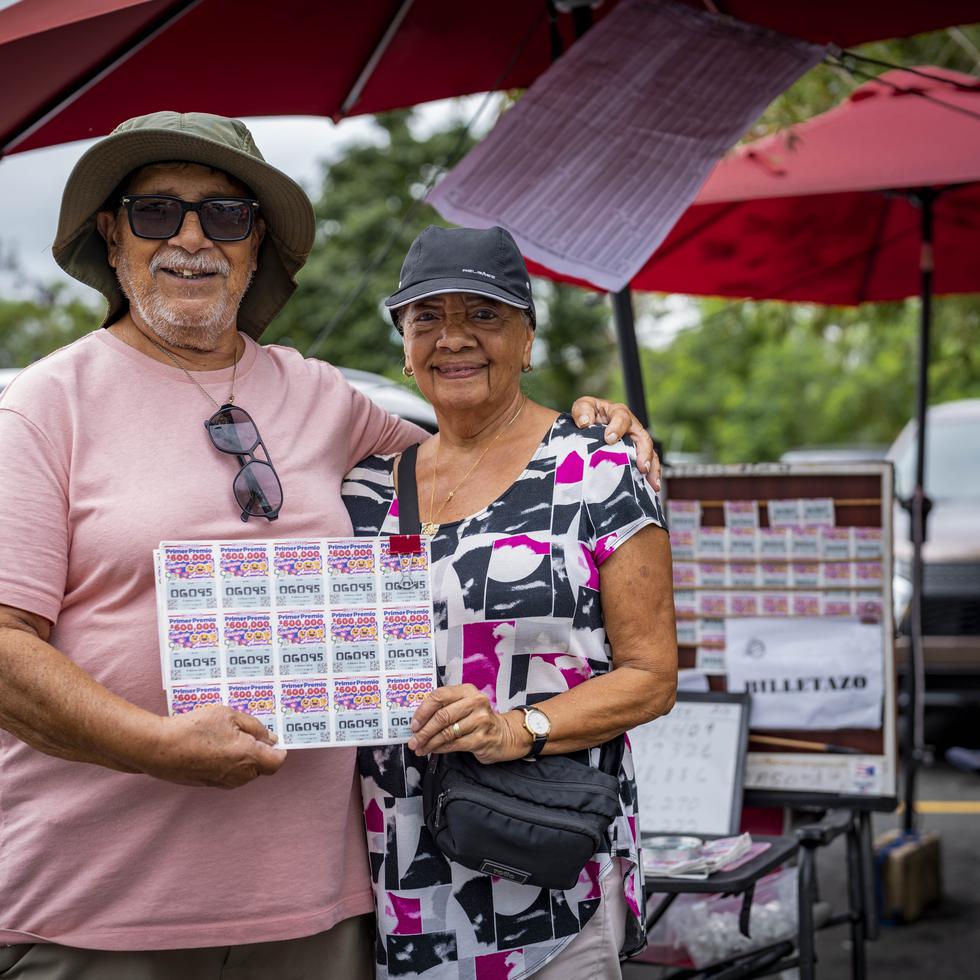 Con una contagiosa alegría, don Ángel Luis y su esposa Marta apuestan a su servicio para vender los billetes de Lotería Tradicional.