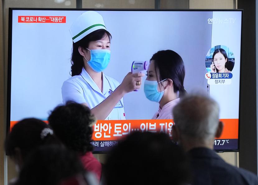Residentes de Corea del Sur miran un televisor que muestra un reporte noticioso sobre el brote de COVID-19 en Corea del Norte.