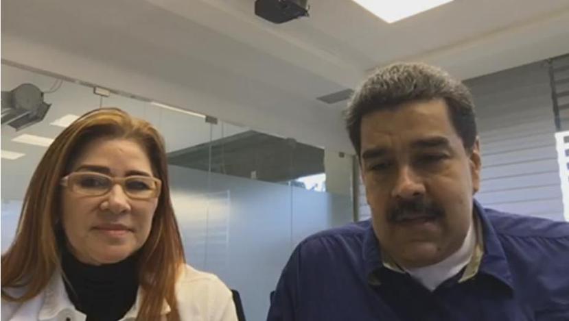 Nicolás Maduro y su esposa Cilia Flores, durante la primera transmisión en Facebook Live del presidente venezolano. (Captura / Facebook Live).