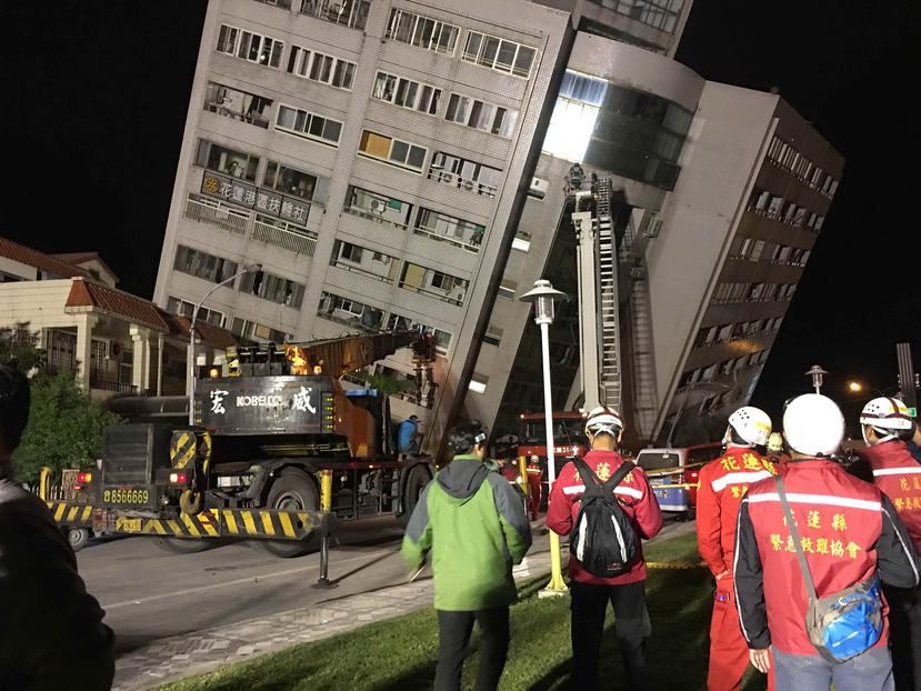 Vista del hotel Tongshuai dañado tras el terremoto de 6.4 grados de magnitud que sacudió a Hualien, en la costa este de Taiwán (EFE).