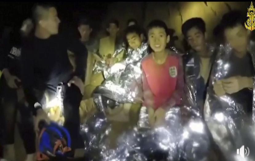 Imagen de cuando los niños tailandeses se encontraban atrapados en la cueva. (AP)