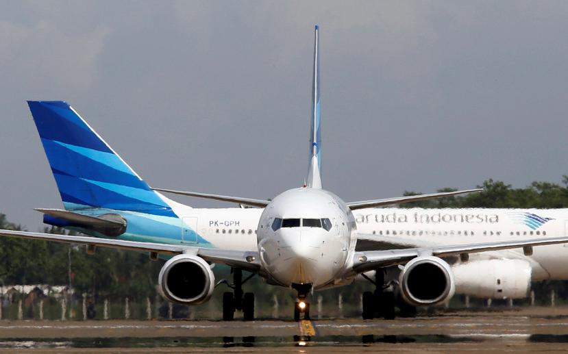 Dos aviones de la aerolínea estatal Garuda Indonesia en el aeropuerto Soekarno Hatta de Yakarta, Indonesia. (EFE / Archivo)