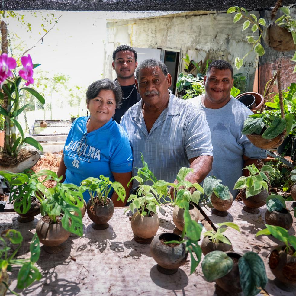 La familia Lazzu Hernandez utilizan el coco en todas sus partes, hacen tiestos, prendas, abono para plantas y postres. En la foto: Rosaura Hernández y José Lazzu y detrás Christian y Juan, en el area del vivero.