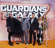 De izq a der: Vin Diesel, Pom Klementieff, James Gunn, Chris Pratt, Zoe Saldana, Karen Gillan en un evento para promocionar la película “Guardians of the Galaxy Vol. 3” en Disneyland Paris el 22 de abril de 2023.