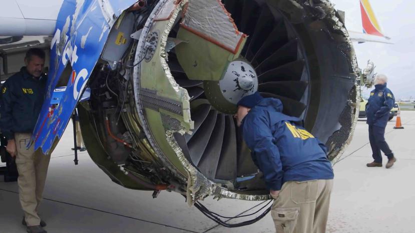 Un inspector de la Junta Nacional de Seguridad del Transporte de Estados Unidos examina los daños a una turbina del avión de Southwest Airlines que hizo un aterrizaje de emergencia en Filadelfia. (AP)