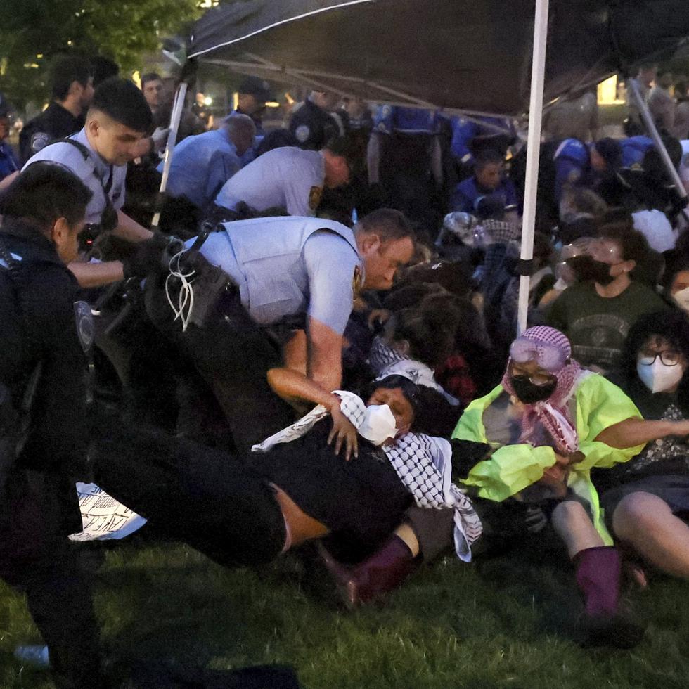 Agentes de la Policía detienen a manifestantes propalestinos que intentan acampar en el campus de la Universidad de Washington, en la ciudad de St. Louis, Missouri.
