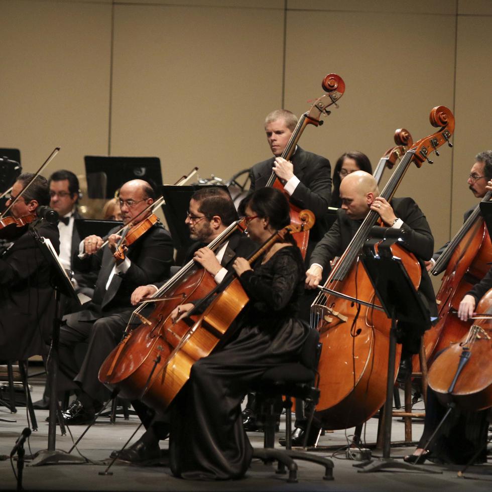 Vista parcial de la sección de cuerdas de la orquesta sinfónica con sus violoncellos y violines, entre otros indispensables instrumentos.