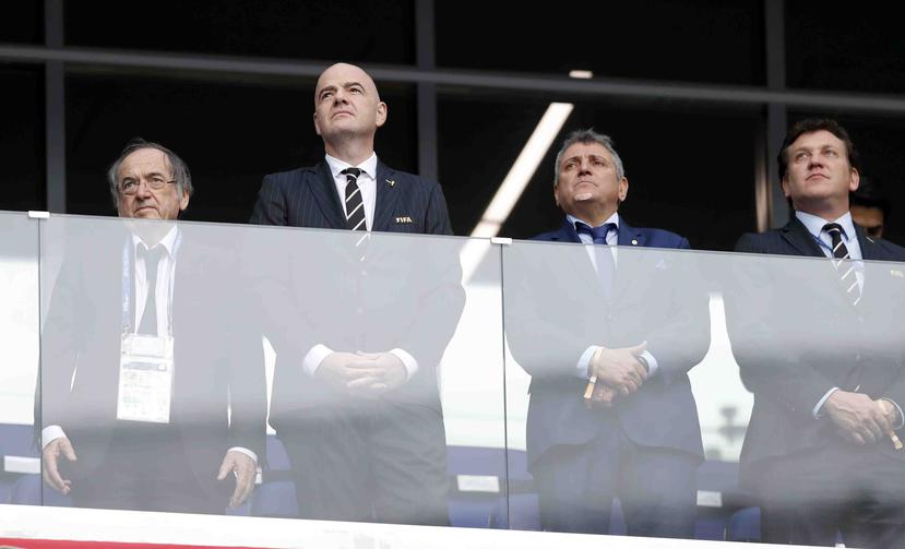 El presidente de la FIFA Gianni Infantino (segundo a la izquierda) previo al inicio del partido entre Uruguay y Francia por los cuartos de final del Mundial en Nizhny Novgorod, Rusia, el viernes 6 de julio de 2018. (AP)