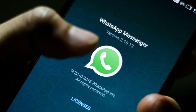 WhatsApp pidió a los usuarios que descarguen la app oficial, y será hasta entonces cuando termine la suspensión temporal. (EFE)