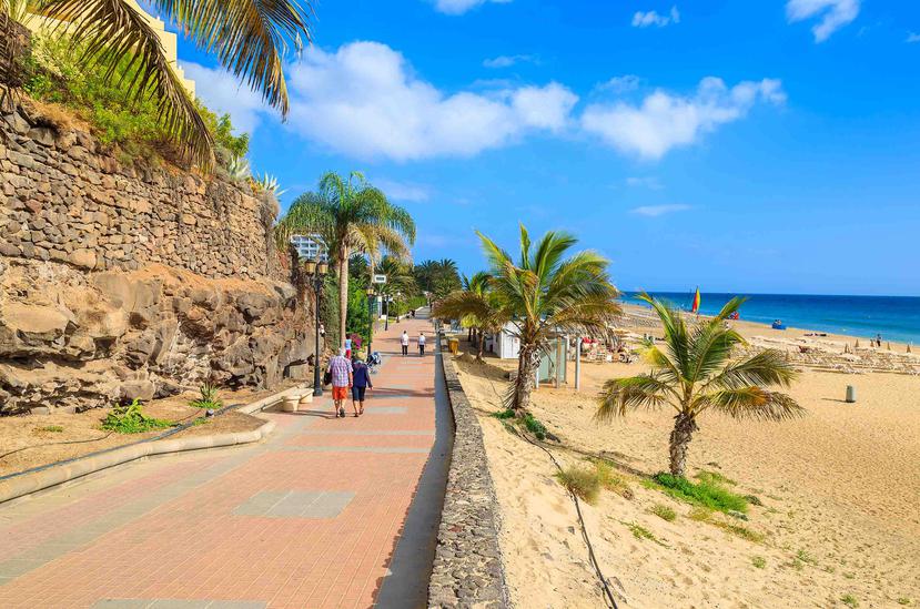 La playa de Morro Jable, con dos millas y media de arenas blancas y aguas tranquilas, está ubicada al sur de Fuerteventura.