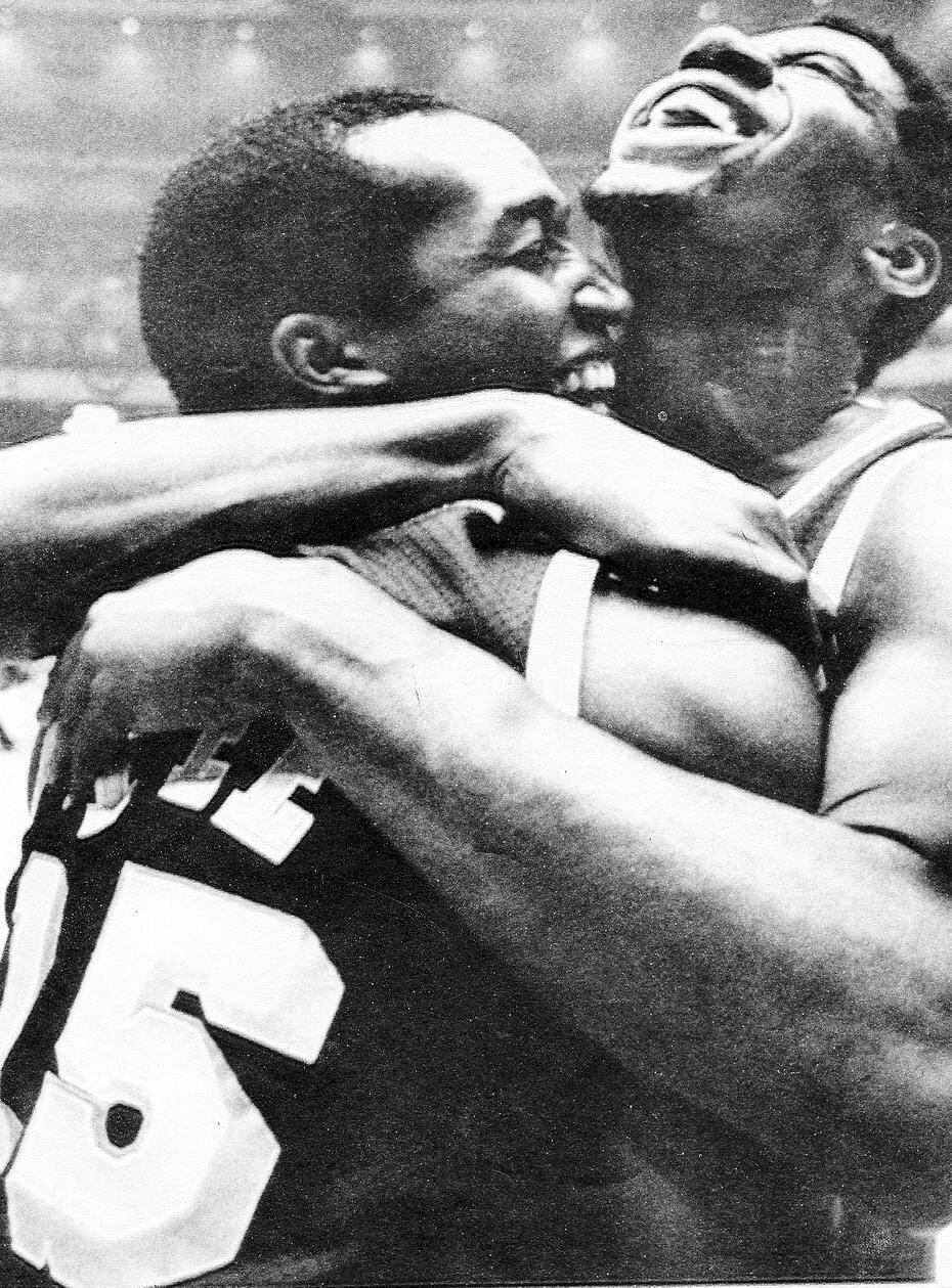 En una icónica foto, Butch Lee y Magic Johnson se abrazan cuando los Lakers se coronaron campeones de la NBA en 1980.