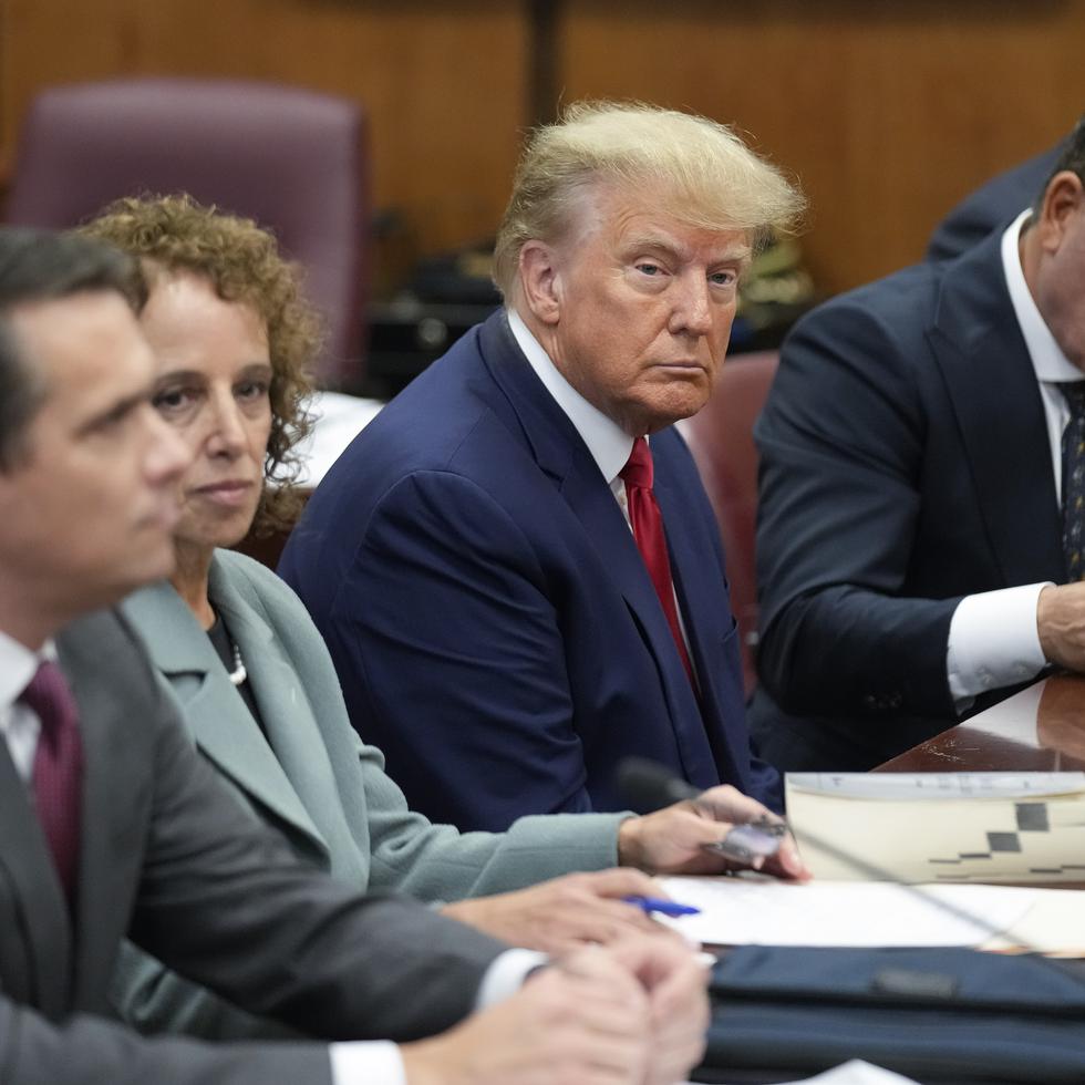 El expresidente Donald Trump junto a su equipo de defensa en un tribunal de Manhattan.