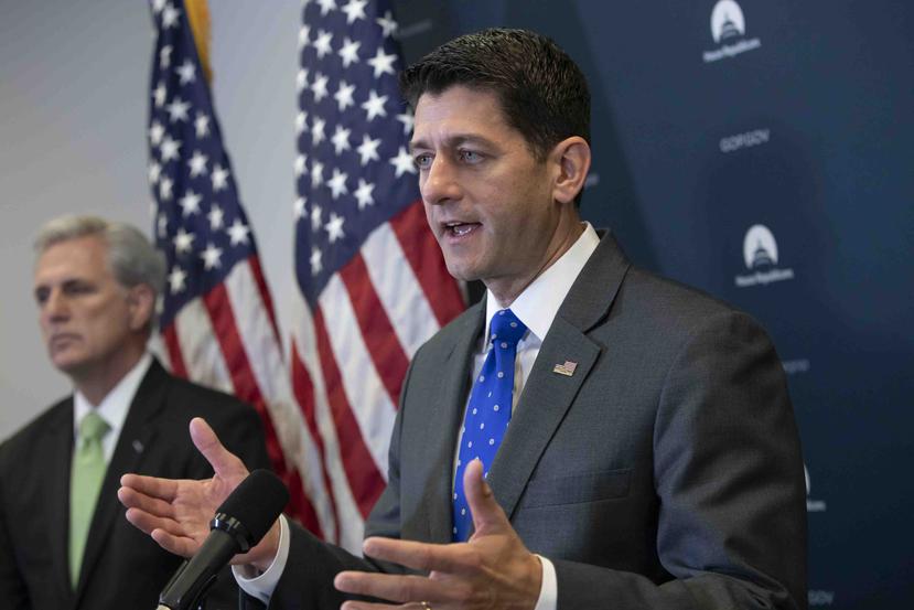 El titular de la Cámara de Represdentantes, Paul Ryan, hablando con reporteros en el Capitolio en Washington. (AP)