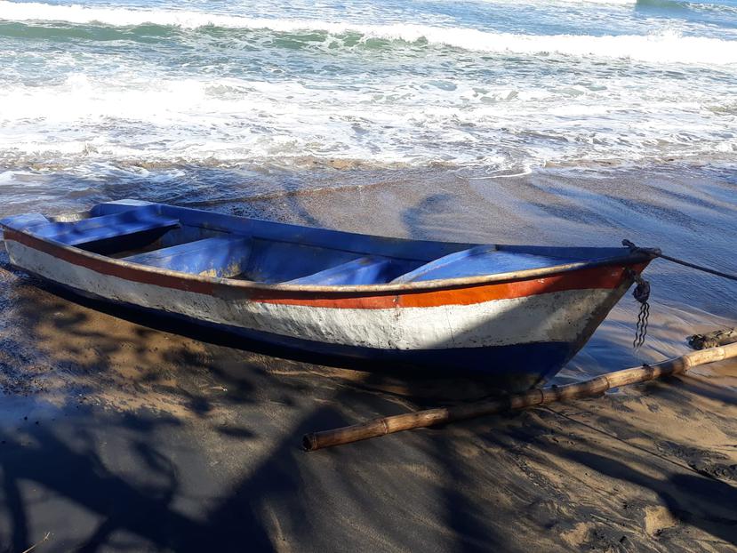 Foto de la embarcación ilegal que se localizó en la costa de Aguada el 23 de enero de 2021.
