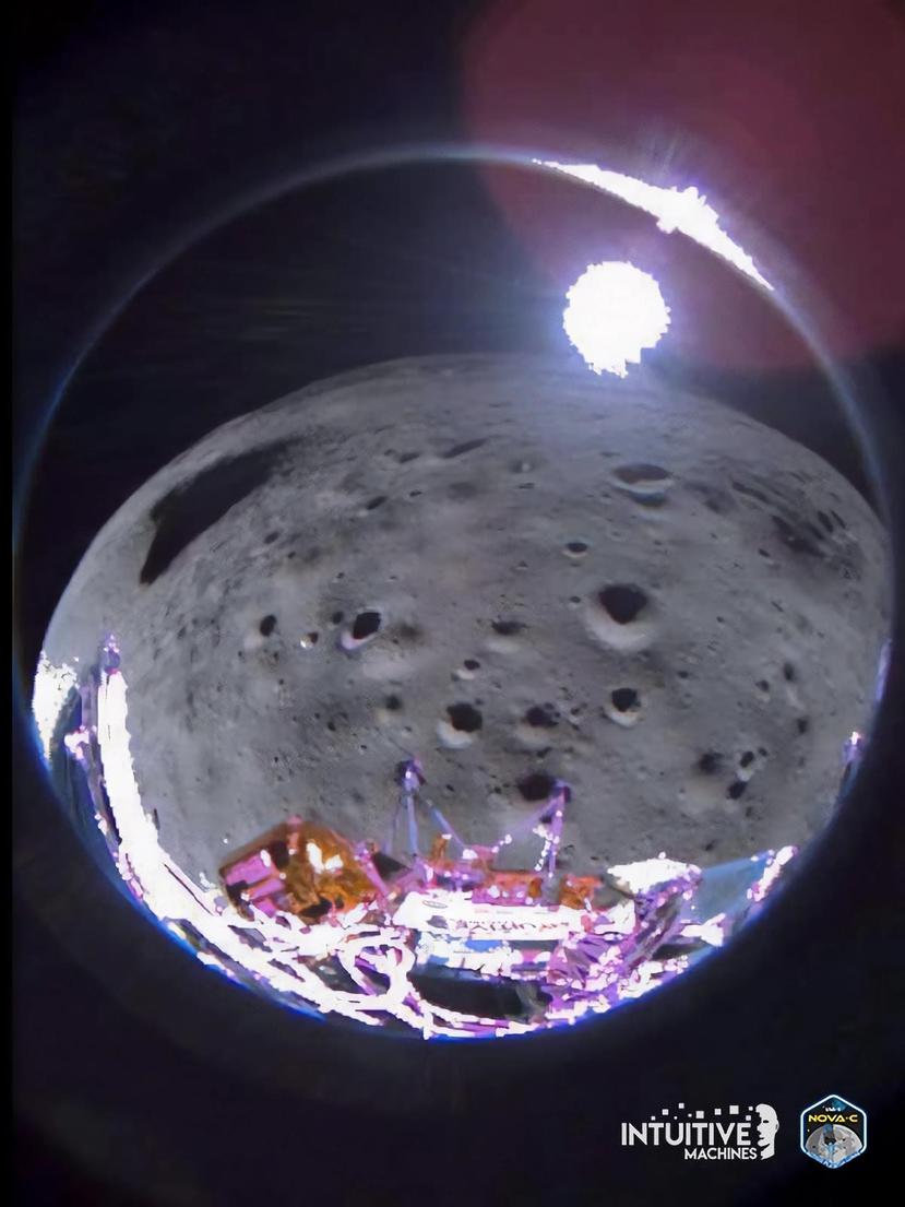 USA2849. MIAMI (FL, EEUU), 26/02/2024.- Fotografía divulgada este lunes por Intuitive Machines donde se muestra el momento antes de alunizaje tomada desde el lado de popa de estribor del módulo Odiseo, aproximadamente 35 segundos después del descenso del IM-1. El módulo Odiseo, que el pasado jueves alcanzó la Luna y se convirtió en la primera nave estadounidense que llegó al satélite natural en más de 50 años, envió sus primeras imágenes desde el polo sur lunar, informó este lunes Intuitive Machines, la compañía fabricante del aparato.
