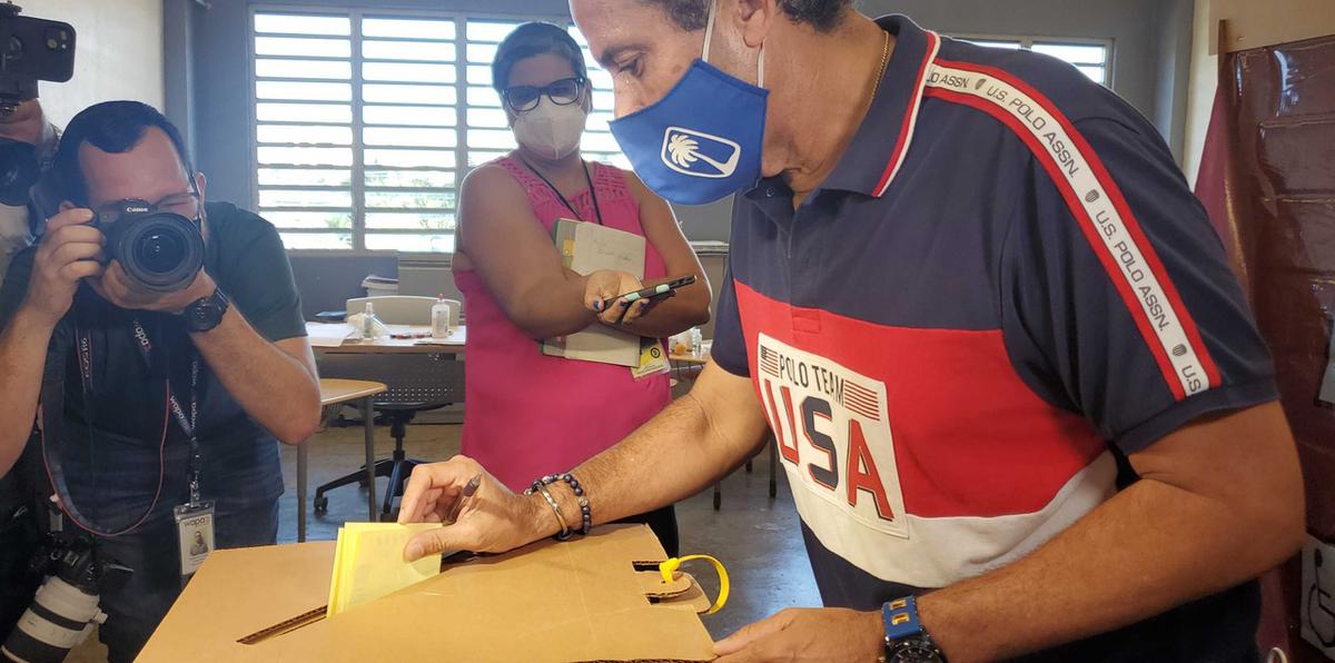 El momento en que votó Georgie Navarro en Guaynabo