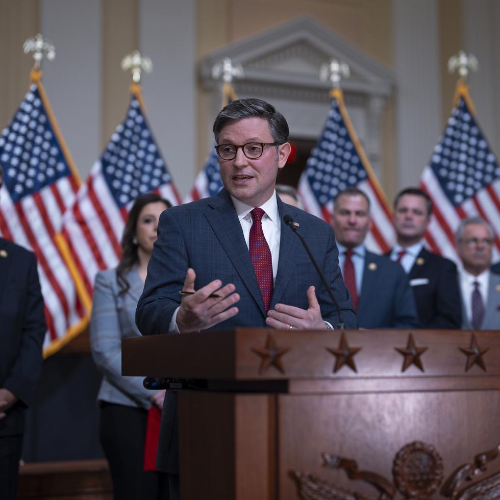 El presidente de la Cámara de Representantes Mike Johnson, acompañado de otros republicanos, durante una conferencia de prensa en el Capitolio.