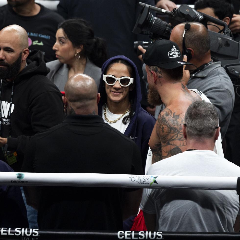Amanda Serrano (con gafas blancas) no pudo pelear con Nina Meinke luego que la Comisión de Boxeo le prohibiera salir al ensogado por una lesión en el ojo derecho en la cartelera de marzo pasado en la isla.
