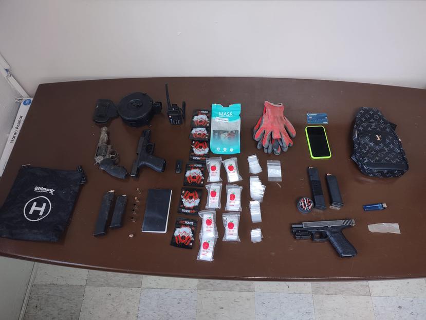La foto muestra las armas de fuego y drogas ocupadas a Ernesto Trevisani y Diego Feliciano Colón.