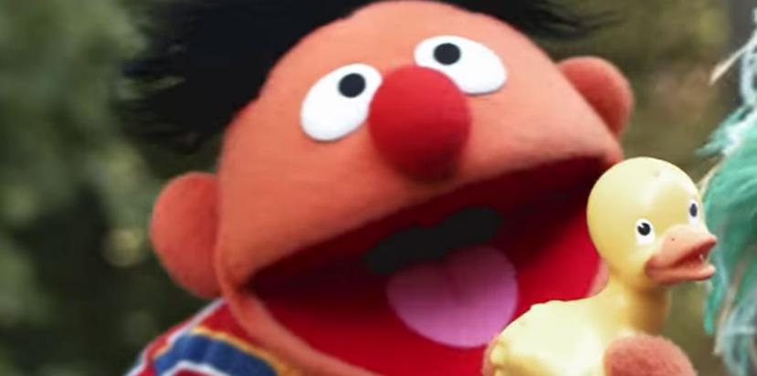 En "El patito", los personajes de "Sesame Street" adaptan la letra de "Despacito" para hacerla girar en torno a un patito de goma. (Captura / YouTube)
