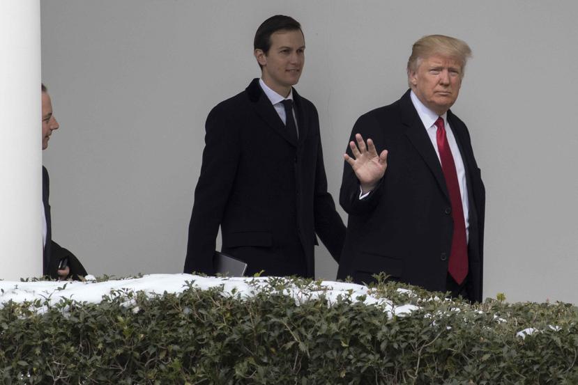 El presidente de Estados Unidos, Donald Trump, y su yerno y asesor sénior, Jared Kushner, caminan por la Casa Blanca antes de subirse al helicóptero presidencial. (EFE / Shawn Thew)