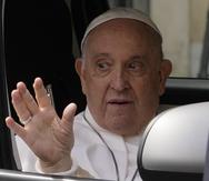 El papa Francisco saludando mientras llegaba al Vaticano luego de haber estado ingresado en un hospital.