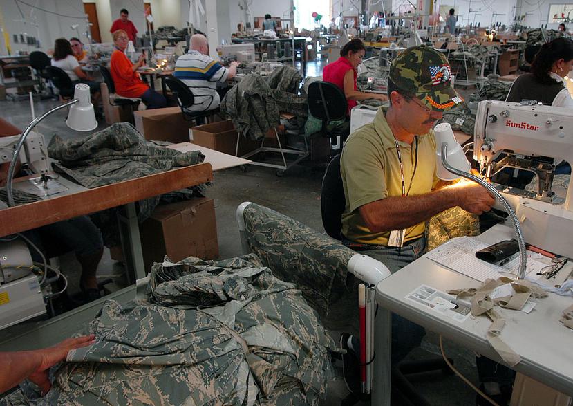 Luego de la Orden Ejecutiva, la industria textil argumentó que varias de sus empresas sirven de suplidor al Departamento de la Defensa de los Estados Unidos. En la foto, la fábrica de Winston Salem Industries for the Blind, en Mayagüez. (archivo)