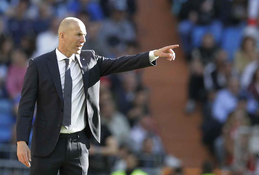 El técnico del Real Madrid Zinedine Zidane durante el partido contra Celta por la Liga española en Madrid. (AP)
