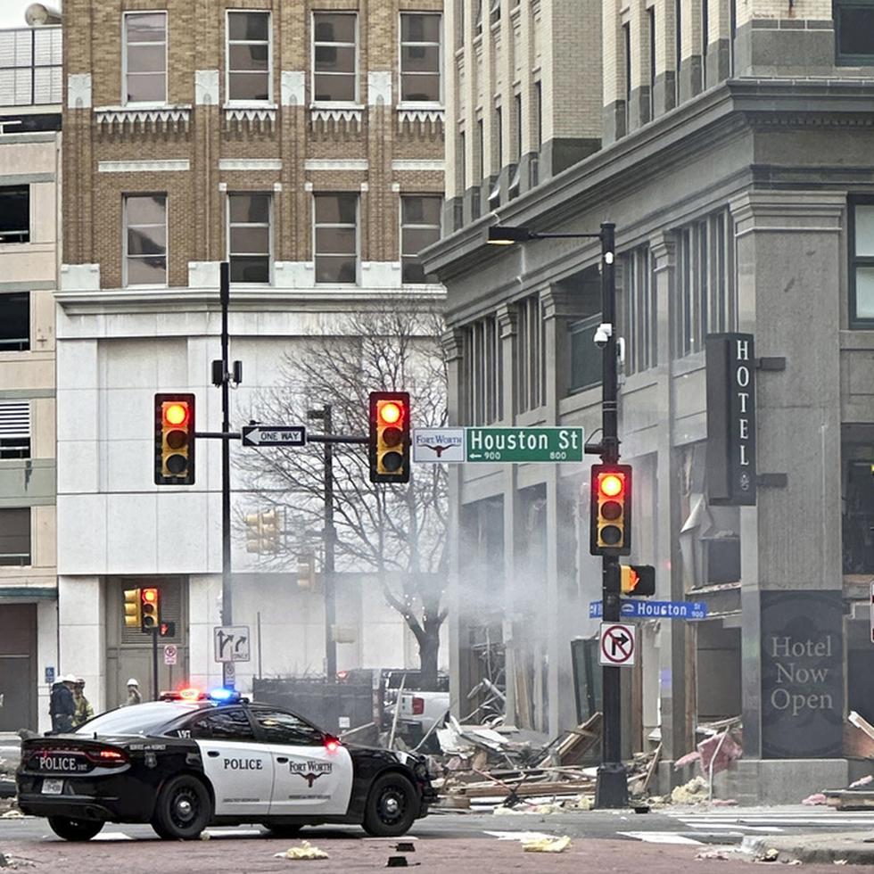 Las autoridades trabajan en la escena luego de la explosión reportada en el hotel Sandman Signature, en el concurrido centro de la ciudad de Fort Worth.