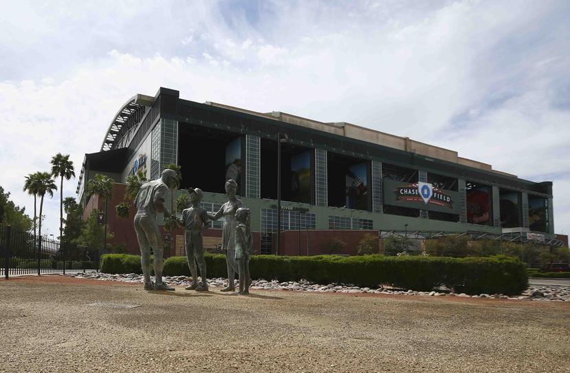 El estadio Chase Field de Arizona es una de las instalaciones que se considera para albergar todos los equipos de Grandes Ligas. (AP / Archivo)