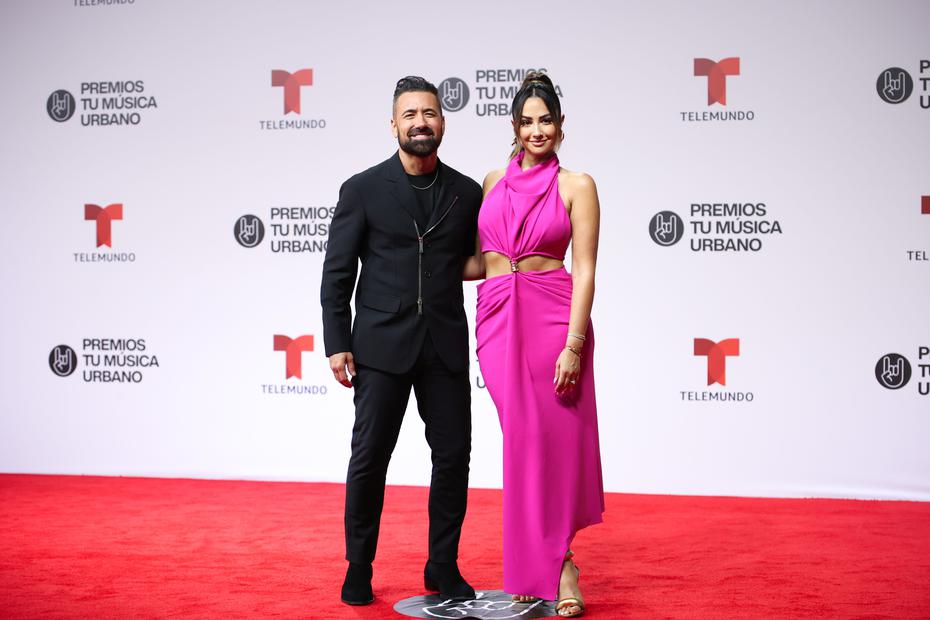 El presentador de televisión Jorge Daniel Bernal junto a su esposa, la estilista Karla Birbragher.