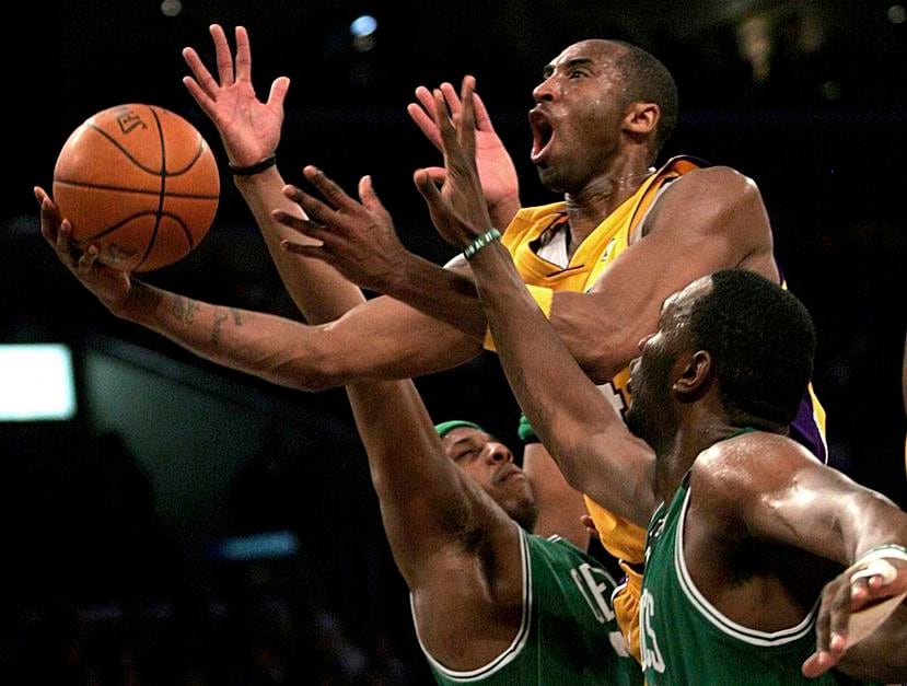 Kobe Bryant (con el balón) jugó 20 temporadas en la NBA, todas en uniforme de los Lakers de Los Ángeles. (AP / Branimir Kvartuc)